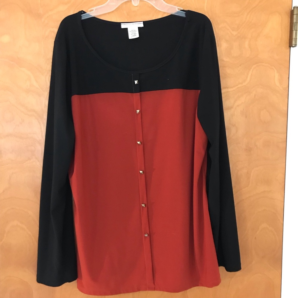Claudia Richard dual color top with gold buttons
